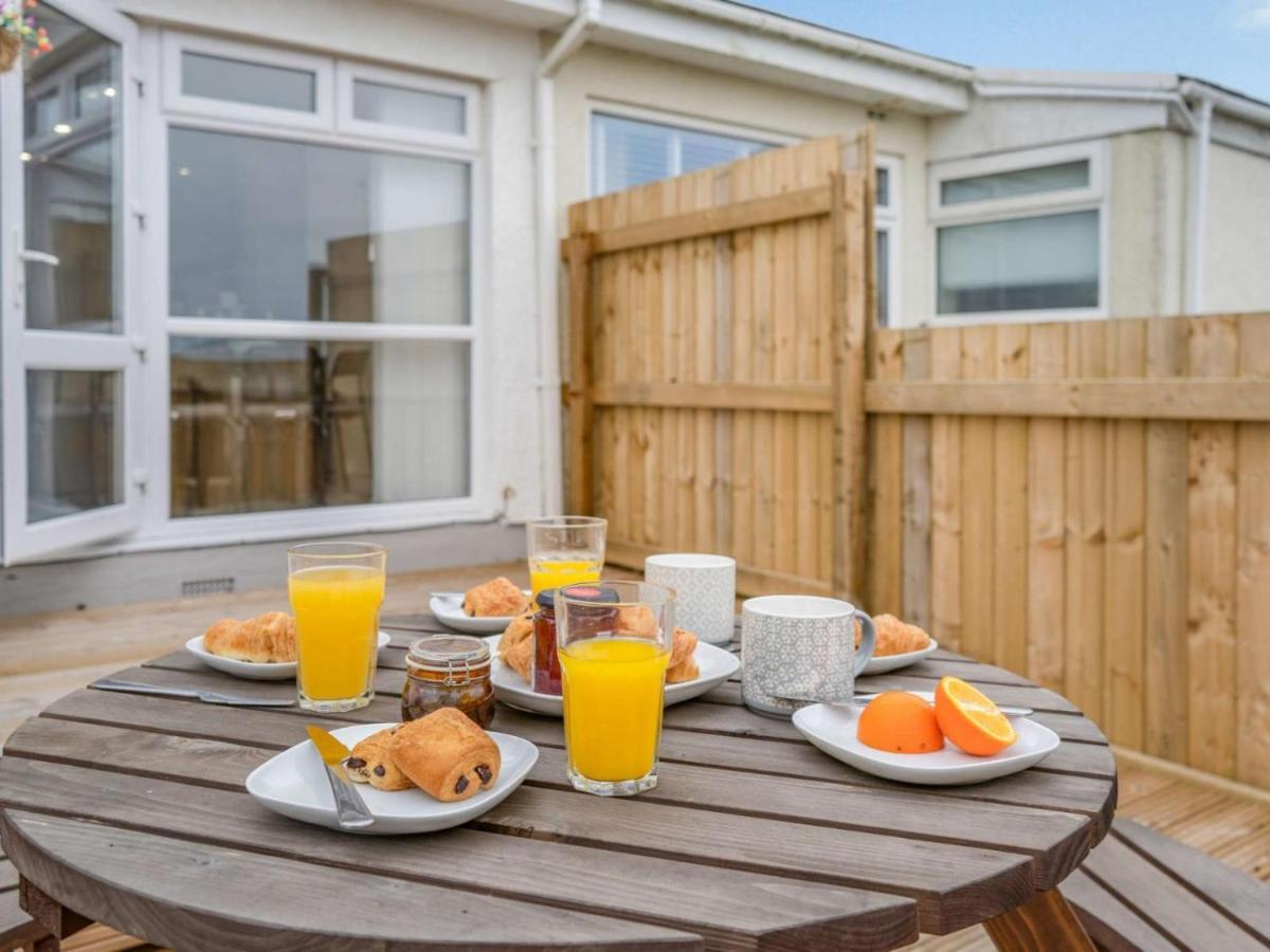 3-Bed 5-6 Berth Modernised Bungalow! Тенбі Екстер'єр фото